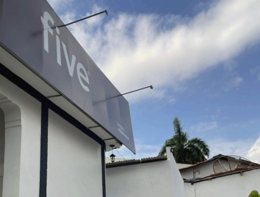 FIVE ENGLISH EXPERIENCE - DELMIRO GOUVEIA / PIRANHAS